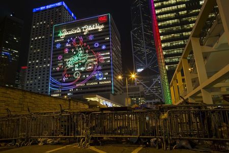 © Reuters. Autoridades de Hong Kong despejan parte de zona de protesta con ayuda de manifestantes