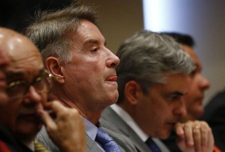 © Reuters. Brazilian tycoon Eike Batista attends his court hearing between his lawyers during testimonies in Rio de Janeiro