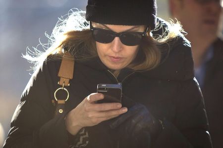 © Reuters. Mulher caminha em Times Square sob frio 