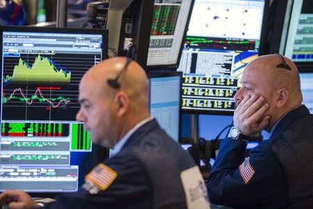 © Reuters. Operatori di borsa a lavoro 