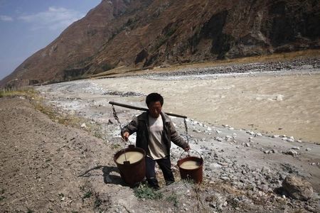 © Reuters. ENVIRON 1,8 MILLIARD DE PERSONNES UTILISENT DE L'EAU CONTAMINÉE