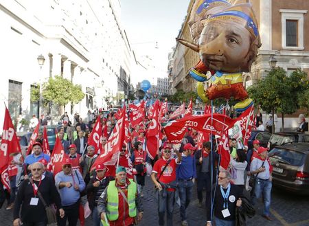 © Reuters. Lavoratori in piazza a Roma 