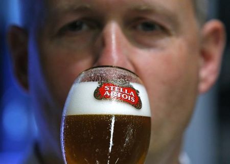 © Reuters. A waiter tastes a beer ahead of an Anheuser-Busch InBev shareholders meeting in Brussels