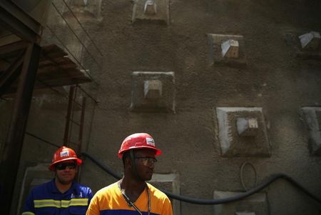 © Reuters. Operários trabalham de um túnel da via Transolímpica, no Rio de Janeiro