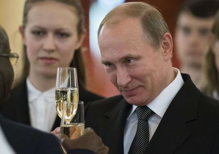 © Reuters. Russian President Vladimir Putin toasts with ambassadors during a ceremony to hand over credentials at the Kremlin in Moscow