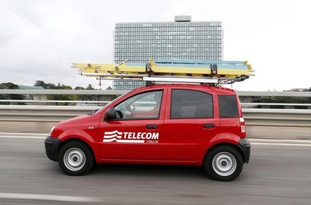 © Reuters. Un tecnico di Telecom Italia in auto a Roma