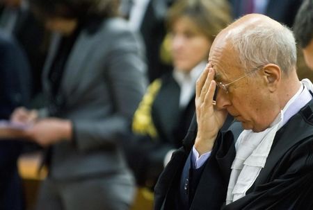 © Reuters. Febbraio 2012, il pm Raffaele Guariniello durante la lettura della sentenza del tribunale di Torino sul caso Eternit