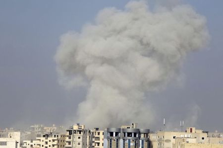 © Reuters. Smoke rises after what activists said was an airstrike by forces loyal to Syria's President Bashar al-Assad in Raqqa, eastern Syria, which is controlled by the Islamic State