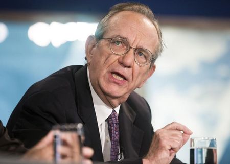 © Reuters. Italy's Minister of Economy and Finance Pier Carlo Padoan speaks during a discussion during the World Bank/IMF annual meetings in Washington