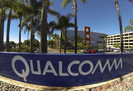 © Reuters.  A Qualcomm sign is pictured in front of one of its many buildings in San Diego, California