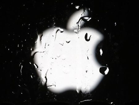 © Reuters. A logo of Apple is seen in an illustration photo in Sarajevo