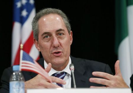 © Reuters. U.S. Trade Representative Froman speaks at a press conference during the Trans Pacific Partnership meeting of trade representatives in Sydney