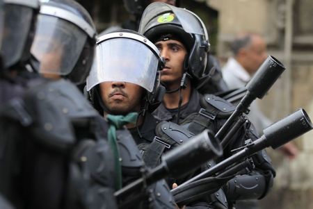 © Reuters. Polícia acompanha manifestação no Cairo