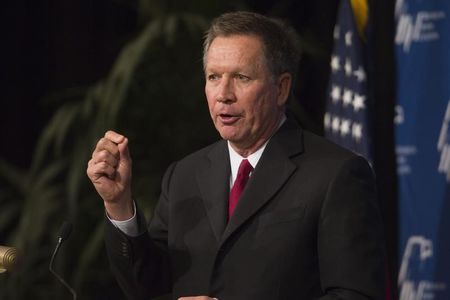 © Reuters. Ohio Governor Kasich speaks at a luncheon during the Republican Jewish Coalition Spring Leadership Meeting at the Venetian Resort in Las Vegas