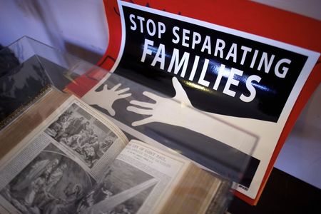 © Reuters. A sign is displayed in support of Angela Navarro, an undocumented Honduran-born immigrant with a deportation order, who moved into West Kensington Ministry Church with her family - her husband and two U.S. born children, in Philadelphia