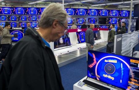 © Reuters. People look at TVs at the Saturn electronic retailer in the newly opened Mall of Berlin shopping centre in Berlin