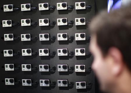 © Reuters. Мужчина у стенда GoPro на Consumer Electronics Show (CES) в Лас-Вегасе