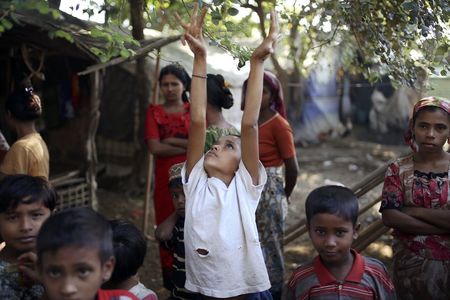 © Reuters. Rohingya children play at Thae Chaung refugee camp outside Sittwe