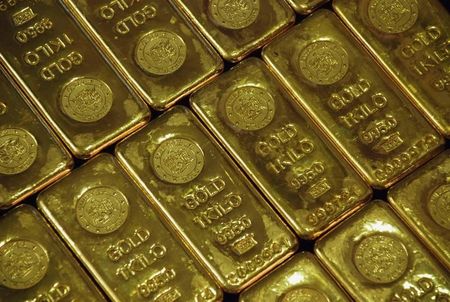 © Reuters. Слитки золота в ювелирном магазине в Лакхнау