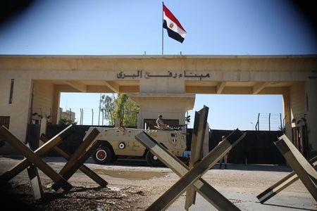 © Reuters. An Egyptian soldier keeps watch at the closed Rafah border crossing, between southern Gaza Strip and Egypt