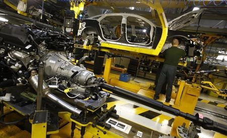 © Reuters. Staff work on the Jaguar XJ production line at their Castle Bromwich Assembly Plant in Birmingham