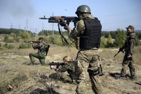 © Reuters. Ukrainian army soldiers from battalion "Aydar" practise shooting during a military drill in the village of Schastya