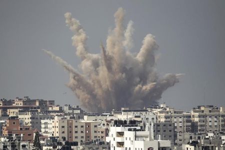 © Reuters. Smoke and sand are seen following what witnesses said was an Israeli air strike in Gaza