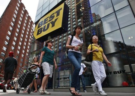© Reuters. People walk past a Best Buy store in New York