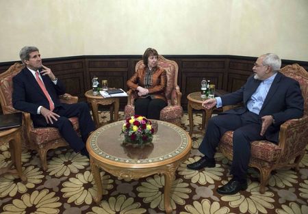 © Reuters. U.S. Secretary of State Kerry, EU envoy Ashton and Iranian Foreign Minister Zarif meet in Muscat