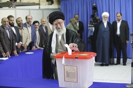 © Reuters. Iran's Supreme Leader Ayatollah Ali Khamenei casts his ballot at his office in central Tehran