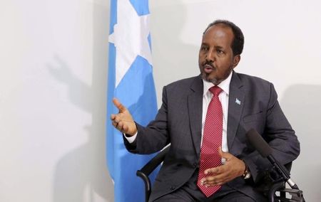 © Reuters. Somalia's President Mohamud speaks during an interview with Reuters in Mogadishu