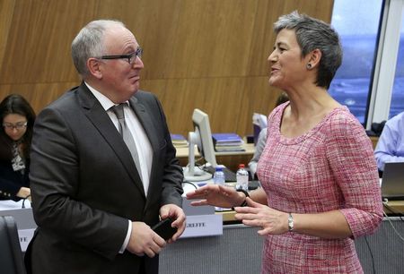 © Reuters. European Commission First Vice-President Timmermans listens to European Competition Commissioner Vestager during the first official meeting of the EU's executive body in Brussels