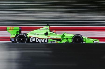 © Reuters. Driver Hinchcliffe of Canada races during the practice session at the Honda Indy in Toronto