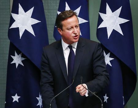 © Reuters. British PM Cameron addresses a joint session of the Australian Parliament in Canberra