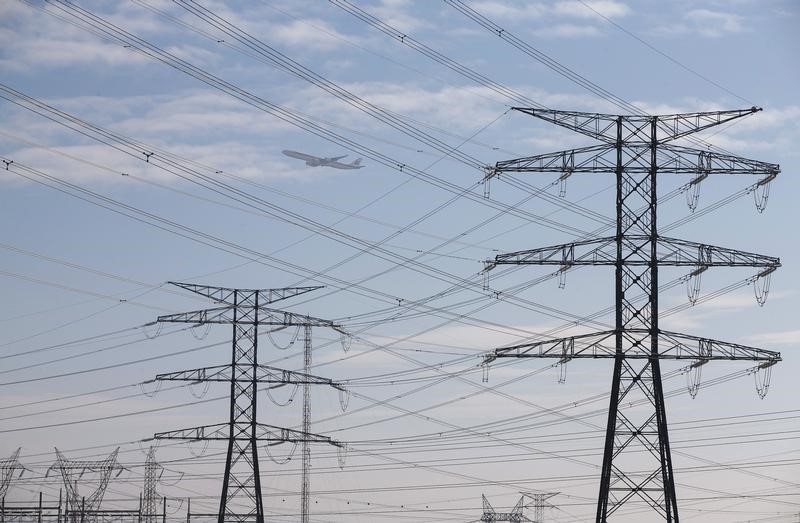 © Reuters. Red Eléctrica firma acuerdo de 525 millones para usar la red de fibra óptica de Adif