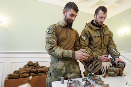 © Reuters. Medical volunteers unpack individual first aid kits similar to those used by NATO during a ceremony where they were donated by Kiev's Mayor Vitaly Klitschko in Kiev