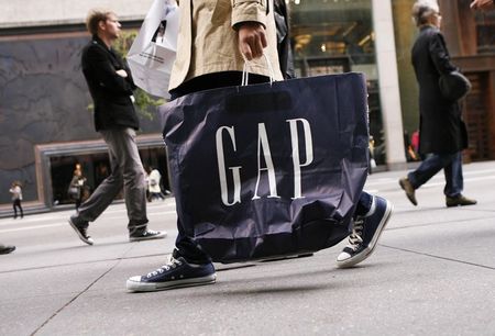 © Reuters. A shopper walks down Fifth Avenue carrying a Gap shopping bag in New York