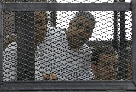 © Reuters. السيسي يقول إنه "يتم بحث" اصدار عفو عن صحفيين اثنين بالجزيرة
