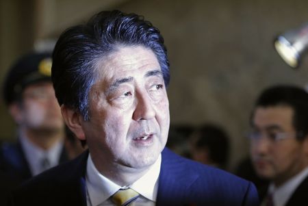 © Reuters. رئيس الوزراء الياباني يحل مجلس النواب