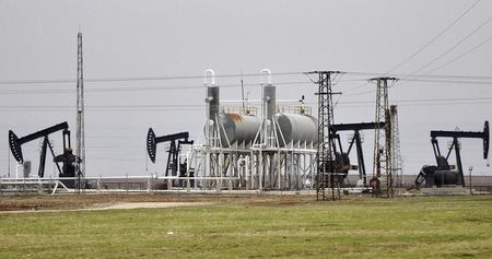 © Reuters. Станки-качалки на нефтяном месторождении Rumeilan  в Сирии