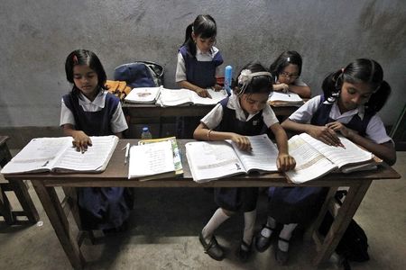 © Reuters. Schoolchildren study inside their classroom at a government-run school in Kolkata