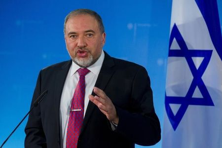 © Reuters. Israeli Foreign Minister Lieberman speaks during news conference after talks with his German counterpart Frank-Walter Steinmeier in Berlin