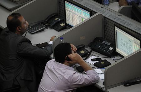 © Reuters. Operatori di borsa a lavoro 