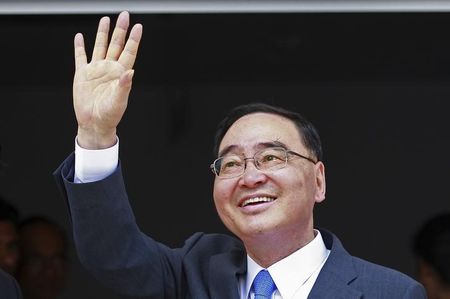 © Reuters. South Korea's Prime Minister Chung waves during a visit at the Colombo South Harbour expansion project in Colombo