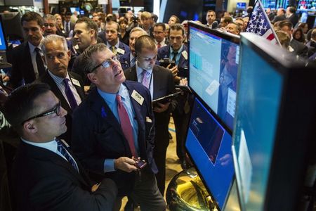 © Reuters. Traders in uan sala operativa 