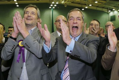 © Reuters. Cameron pierde un segundo escaño ante UKIP