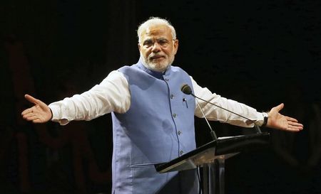 © Reuters. Modi reacts as he speaks to members of the Australian-Indian community during a reception at the Allphones Arena located at Sydney Olympic Park in western Sydney