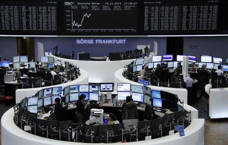 © Reuters. Bolsas europeas suben con atención a discursos del BCE; Bouygues repunta