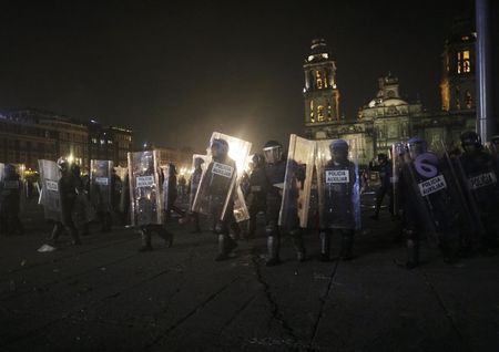 © Reuters. قنابل مولوتوف واشتباكات خلال احتجاجات آلاف المكسيكيين على اختفاء شبان