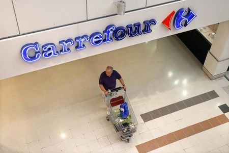 © Reuters. FEU VERT SOUS CONDITIONS AU RACHAT DE DIA FRANCE PAR CARREFOUR